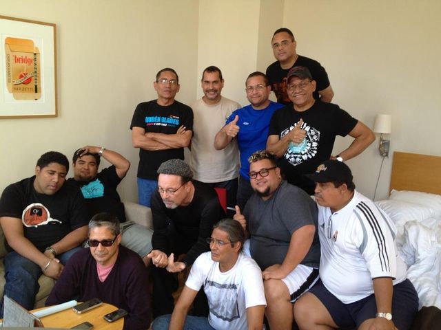 Roberto Delgado, Rubén Blades y lops músicos panameños que le acompañaron en su gira por Europa.